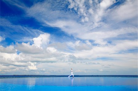 piscina desbordante - Young man meditating by infinity pool, Maldives, Indian Ocean, Asia Foto de stock - Con derechos protegidos, Código: 841-05784851