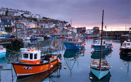 simsearch:841-03517199,k - Bateaux de pêche de la foule un port Mevagissey placide à l'aube, Mevagissey, sud des Cornouailles, Angleterre, Royaume-Uni, Europe Photographie de stock - Rights-Managed, Code: 841-05785085