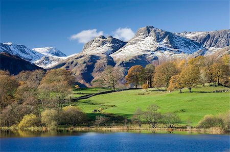 simsearch:841-06030917,k - Autumn colours beside Loughrigg Tarn with views to the snow dusted mountains of the Langdale Pikes, Lake District National Park, Cumbria, England, United Kingdom, Europe Foto de stock - Direito Controlado, Número: 841-05785126