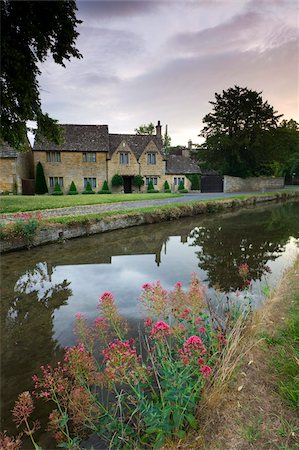 Cottages près de le œil de la rivière dans la pittoresque région des Cotswolds village de Lower Slaughter, Gloucestershire, Angleterre, Royaume-Uni, Europe Photographie de stock - Rights-Managed, Code: 841-05785183