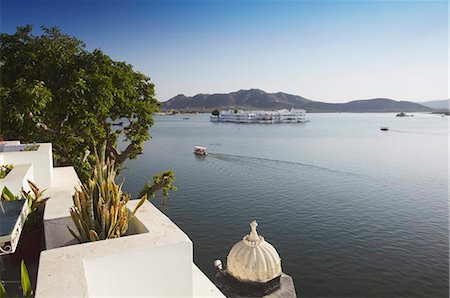 palace hotel - View of Lake Palace Hotel from Jagat Niiwas Palace Hotel rooftop restaurant, Udaipur, Rajasthan, India, Asia Foto de stock - Con derechos protegidos, Código: 841-05785337