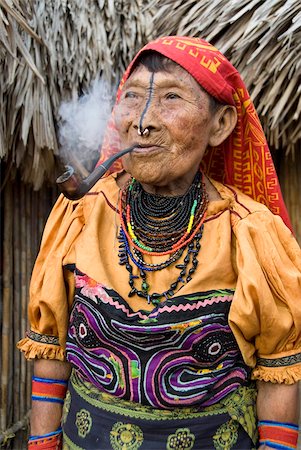 facial decoration - Kuna woman smoking a pipe, Playon Chico Village, San Blas Islands (Kuna Yala Islands), Panama, Central America Foto de stock - Con derechos protegidos, Código: 841-05785422