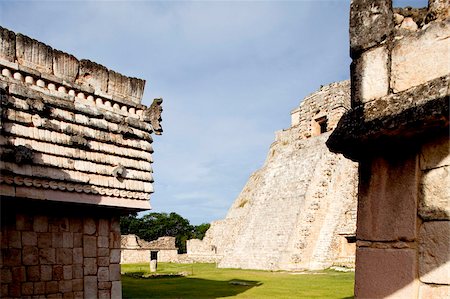 The Nunnery Quadrangle with the Pyramid of the Magician in the background, Uxmal, UNESCO World Heritage Site, Yucatan, Mexico, North America Foto de stock - Con derechos protegidos, Código: 841-05785464