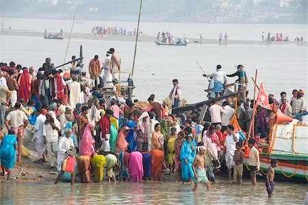 Women performing morning puja in the crowds gathered on the banks of the holy river Ganges at the Sonepur Cattle Fair, near Patna, Bihar, India, Asia Foto de stock - Direito Controlado, Número: 841-05785484