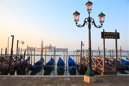 san giorgio maggiore - Gondoles amarrées par Riva degli Schiavoni, regardant vers San Giorgio Maggiore, Venise, UNESCO World Heritage Site, Veneto, Italie, Europe Photographie de stock - Rights-Managed, Code: 841-05785601