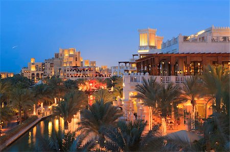 dubai - Arabeske-Architektur des Madinat Jumeirah Hotels in der Abenddämmerung, Jumeirah Beach, Dubai, Vereinigte Arabische Emirate, Naher Osten Stockbilder - Lizenzpflichtiges, Bildnummer: 841-05785634