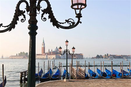 san giorgio maggiore - Gondoles amarrées sur la lagune San Giorgio Maggiore, au-delà de Riva degli Schiavoni, Venise, patrimoine mondial de l'UNESCO, Veneto, Italie, Europe Photographie de stock - Rights-Managed, Code: 841-05785709