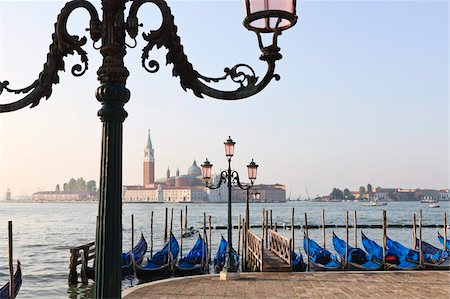 Gondoles amarrées sur la lagune San Giorgio Maggiore, au-delà de Riva degli Schiavoni, Venise, patrimoine mondial de l'UNESCO, Veneto, Italie, Europe Photographie de stock - Rights-Managed, Code: 841-05785709