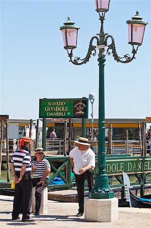 Gondoliers chatting, Venice, Veneto, Italy, Europe Foto de stock - Con derechos protegidos, Código: 841-05785739