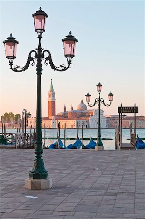 Gondolas moored on the Lagoon, San Giorgio Maggiore beyond, Riva degli Schiavoni, Venice, UNESCO World Heritage Site, Veneto, Italy, Europe Foto de stock - Con derechos protegidos, Código: 841-05785749