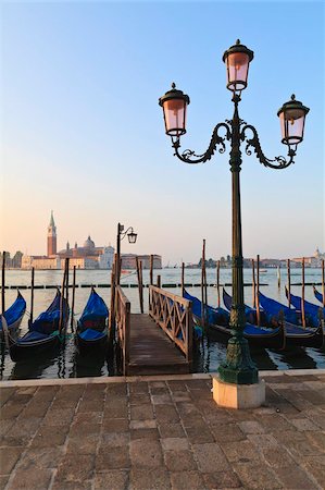 san giorgio maggiore - Gondoles amarrées sur la lagune San Giorgio Maggiore, au-delà de Riva degli Schiavoni, Venise, patrimoine mondial de l'UNESCO, Veneto, Italie, Europe Photographie de stock - Rights-Managed, Code: 841-05785742
