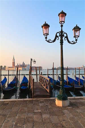 san giorgio maggiore - Gondolas moored on the Lagoon, San Giorgio Maggiore beyond, Riva degli Schiavoni, Venice, UNESCO World Heritage Site, Veneto, Italy, Europe Fotografie stock - Rights-Managed, Codice: 841-05785742