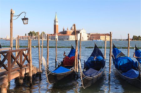 Gondoles amarrées sur la lagune San Giorgio Maggiore, au-delà de Riva degli Schiavoni, Venise, patrimoine mondial de l'UNESCO, Veneto, Italie, Europe Photographie de stock - Rights-Managed, Code: 841-05785743