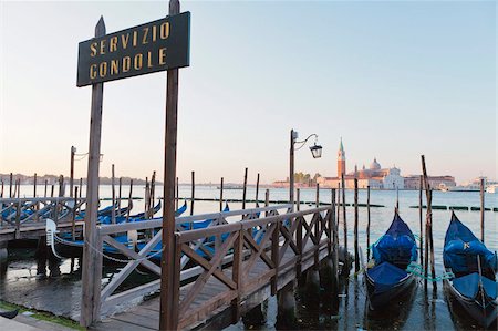 san giorgio maggiore - Gondoles amarrées sur la lagune San Giorgio Maggiore, au-delà de Riva degli Schiavoni, Venise, patrimoine mondial de l'UNESCO, Veneto, Italie, Europe Photographie de stock - Rights-Managed, Code: 841-05785751