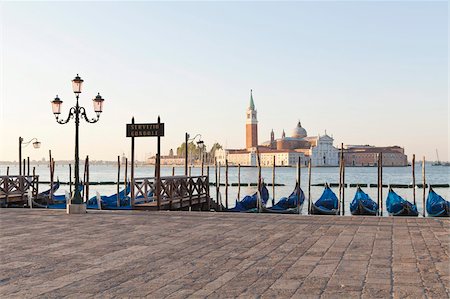 san giorgio maggiore - Gondoles amarrées sur la lagune San Giorgio Maggiore, au-delà de Riva degli Schiavoni, Venise, patrimoine mondial de l'UNESCO, Veneto, Italie, Europe Photographie de stock - Rights-Managed, Code: 841-05785752