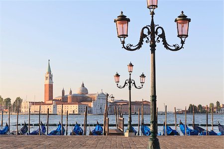 san giorgio maggiore - Gondoles amarrées sur la lagune San Giorgio Maggiore, au-delà de Riva degli Schiavoni, Venise, patrimoine mondial de l'UNESCO, Veneto, Italie, Europe Photographie de stock - Rights-Managed, Code: 841-05785753
