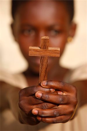 Jeune Afrique chrétienne tenant une croix, Lomé, Togo, Afrique de l'Ouest, Afrique Photographie de stock - Rights-Managed, Code: 841-05785855