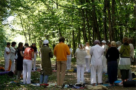 Forest meditation at Kundalini Yoga festival, Mur-de-Sologne, Loir-et-Cher, France, Europe Fotografie stock - Rights-Managed, Codice: 841-05785914