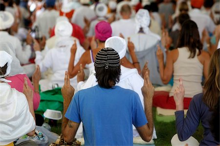 Group meditation at Kundalini Yoga festival, Mur-de-Sologne, Loir-et-Cher, France, Europe Fotografie stock - Rights-Managed, Codice: 841-05785915