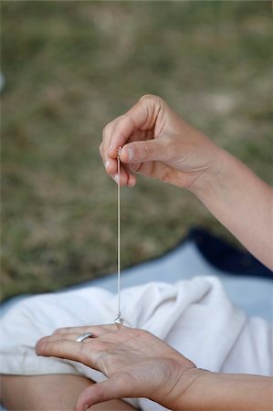 pendule (balancier) - Woman using a pendulum at a Kundalini Yoga festival, Mur-de-Sologne, Loir-et-Cher, France, Europe Foto de stock - Con derechos protegidos, Código: 841-05785913