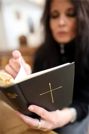 Femme lisant la Bible dans une église, Haute-Savoie, France, Europe Photographie de stock - Rights-Managed, Code: 841-05785994
