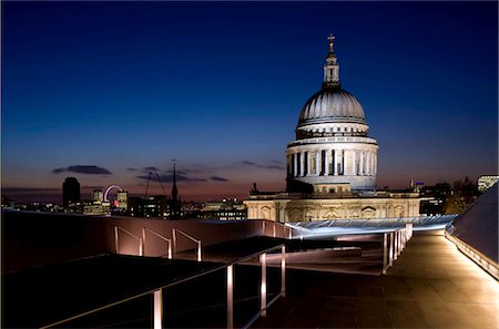 simsearch:841-06449222,k - A view of the London skyline and St. Paul's Cathedral from the roof terrace at One New Change, London, England, United Kingdom, Europe Foto de stock - Con derechos protegidos, Código: 841-05781083