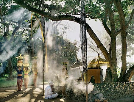 encens - Prêtre balinais, un rituel à un petit sanctuaire, Bali (Indonésie), l'Asie du sud-est, Asie Photographie de stock - Rights-Managed, Code: 841-05781130