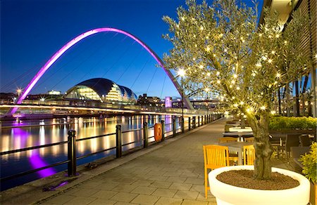 riverwalk - View along Newcastle Quayside at night showing the River Tyne, the floodlit Gateshead Millennium Bridge and the Sage Gateshead, Newcastle-upon-Tyne, Tyne and Wear, England, United Kingdom, Europe Foto de stock - Con derechos protegidos, Código: 841-05781272