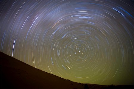 estela - Star trails captured using an exposure time of two hours to record the rotation of the earth on its Polar Axis, stars are rotating around the Pole Star (Polaris), the Sahara Desert near Merzouga, Morocco, North Africa, Africa Foto de stock - Con derechos protegidos, Código: 841-05781345