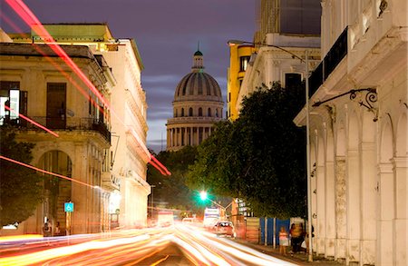 View towards the Capitolio at dusk with light trails of traffic on a busy street, Havana, Cuba, West Indies, Central America Foto de stock - Con derechos protegidos, Código: 841-05781369