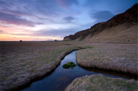 errando - Stream meandering into the distance and reflecting colours in the twilight sky, near Hella, South Iceland, Iceland, Polar Regions Foto de stock - Con derechos protegidos, Código: 841-05781441