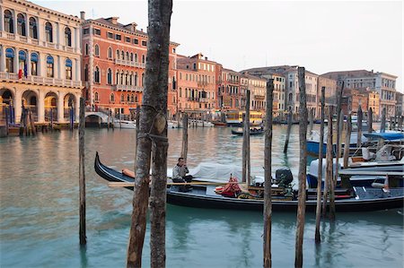 simsearch:841-06344568,k - Evening light shines onto building lining the Grand Canal by the Rialto Bridge, Venice, UNESCO World Heritage Site, Veneto, Italy, Europe Stock Photo - Rights-Managed, Code: 841-05781558