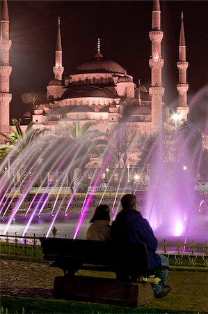 simsearch:841-05781572,k - Coloured fountains at night in Sultan Ahmet Park, a favourite gathering place for locals and tourists, looking towards the Blue Mosque, Istanbul, Turkey, Europe Foto de stock - Con derechos protegidos, Código: 841-05781572