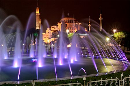 Coloured fountains at night in Sultan Ahmet Park, a favourite gathering place for locals and tourists, looking towards the Blue Mosque, Istanbul, Turkey, Europe Foto de stock - Con derechos protegidos, Código: 841-05781573