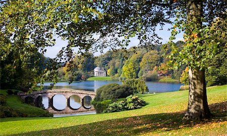 View across lake to the distant Pantheon in autumn, with Palladian bridge, Stourhead, near Mere, Wiltshire, England, United Kingdom, Europe Fotografie stock - Rights-Managed, Codice: 841-05781603