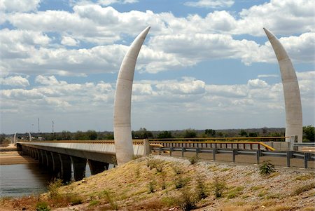 Pont de l'unité, a récemment ouvert la frontière entre la Tanzanie et du Mozambique, Mozambique, Afrique Photographie de stock - Rights-Managed, Code: 841-05781798