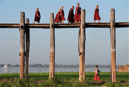 Villagers walk back and forth across footbridge of 1060 poles, Amarapura, Mandalay Division, Myanmar, Asia Foto de stock - Direito Controlado, Número: 841-05781884