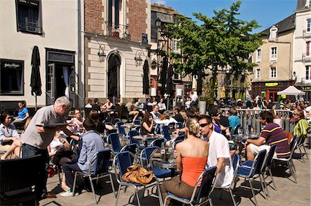 rennes - Outdoor cafe terraces, Place des Lices, old Rennes, Brittany, France, Europe Fotografie stock - Rights-Managed, Codice: 841-05782085