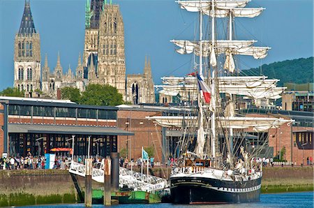 rouen - The Belem 3 masts sail boat, at Rouen, on the river Seine, in the background Notre Dame cathedral, Rouen, Normandy, France, Europe Foto de stock - Con derechos protegidos, Código: 841-05782106