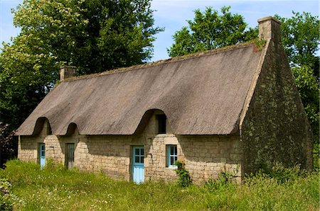 single storey - Typical ancient Breton thatched house, near Lorient, Morbihan, Brittany, France, Europe Foto de stock - Con derechos protegidos, Código: 841-05782101