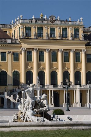 simsearch:841-03029806,k - Devant la façade, au Palais de Schönbrunn, Site du patrimoine mondial de l'UNESCO, Vienne, Autriche, Europe Photographie de stock - Rights-Managed, Code: 841-05782130