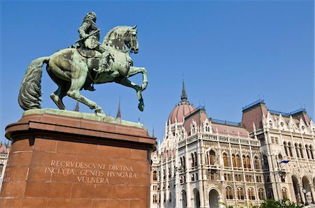 The neo-gothic Hungarian Parliament building front entrance, designed by Imre Steindl, with an equestrian statue of Ferenc Rakoczi II in foreground, Budapest, Hungary, Europe Foto de stock - Con derechos protegidos, Código: 841-05782285