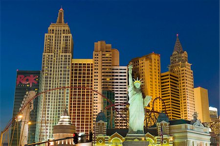 New York-New York hotel with roller coaster, at night, The Strip, Las Vegas Boulevard South, Las Vegas, Nevada, United States of America, North America Foto de stock - Direito Controlado, Número: 841-05782314