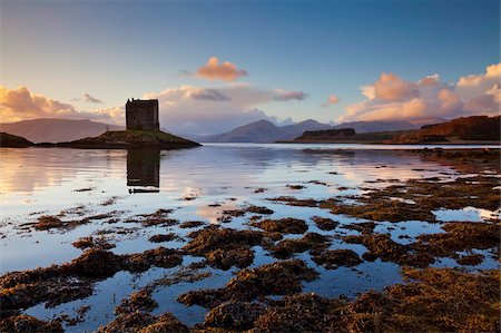 Silhouette de Stalker château, une maison-tour ou donjon, utilisé souvent comme un plateau de tournage, au coucher du soleil, Loch Laich, un bras de mer large Loch Linnhe, Port Appin, Argyll, Highlands, Ecosse, Royaume-Uni, Europe Photographie de stock - Rights-Managed, Code: 841-05782368
