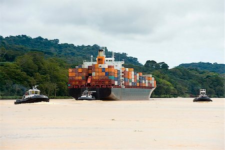 Remorqueur bateau et porte-conteneurs sur le Canal de Panama, Panama City, Panama, l'Amérique centrale Photographie de stock - Rights-Managed, Code: 841-05782597