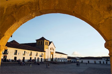 Parish Church in Plaza Mayor, largest public square in Colombia, colonial town of Villa de Leyva, Colombia, South America Foto de stock - Con derechos protegidos, Código: 841-05782758