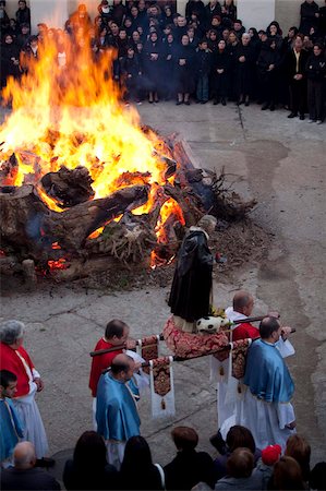 Die Prozession für Saint Antoni von Orgosolo feuert tätigt Anfang des sardischen Karnevals, Orgosolo, Sardinien, Italien, Europa Stockbilder - Lizenzpflichtiges, Bildnummer: 841-05782981