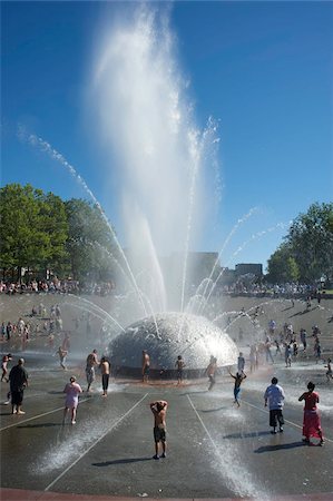 Children play in the Seattle Center Fountain on a hot summer day, Seattle, Washington State, United States of America, North America Foto de stock - Con derechos protegidos, Código: 841-05783365