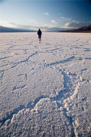 Femme qui marche sur les marais salants, bassin de Badwater, au moins 282 pieds le point le plus bas en Amérique du Nord d'Etats-Unis, Death Valley National Park, California, États-Unis d'Amérique, Photographie de stock - Rights-Managed, Code: 841-05783631