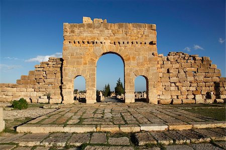 romano - Arch of Antoninus Pius, Roman ruins of Sbeitla, Tunisia, North Africa, Africa Foto de stock - Direito Controlado, Número: 841-05794614